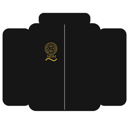 MDM Official – Abrigo largo negro con logo dorado oficial / MDM Official – Long black coat with official gold logo